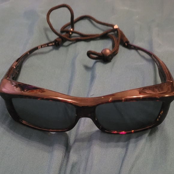 Sunglasses with case - Picture 4 of 4
